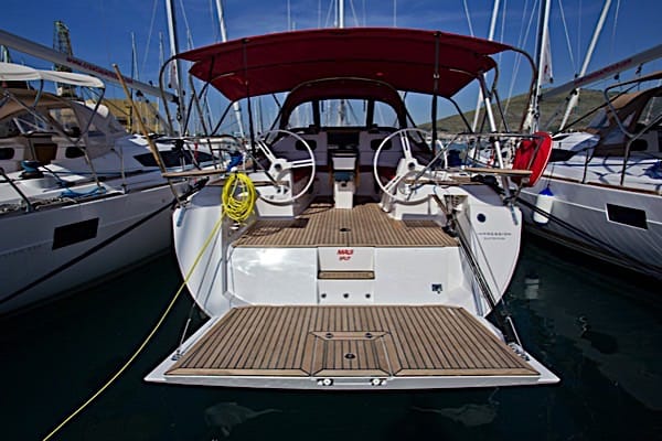 Akter p� segelb�ten Elan 45 i hamn i Kroatien